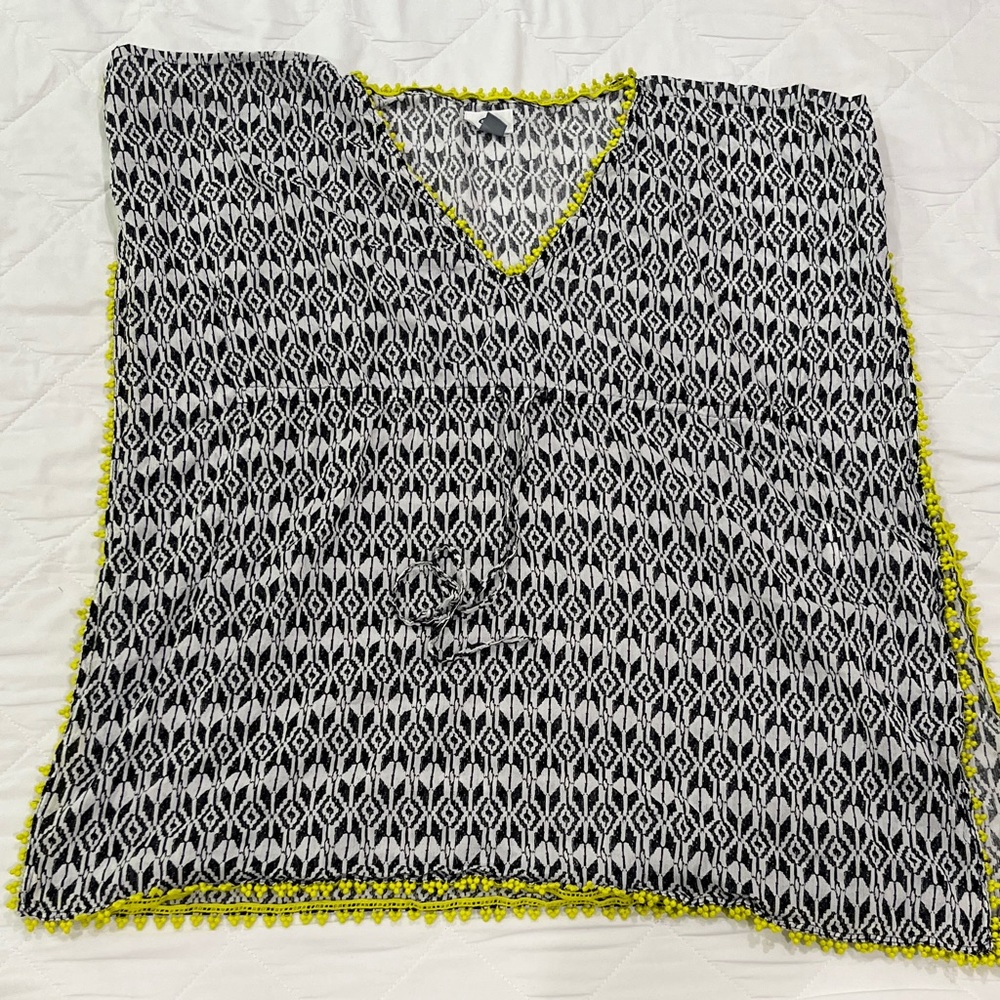 NEW Old Navy Black and White Patterned Short Sleeve Top
